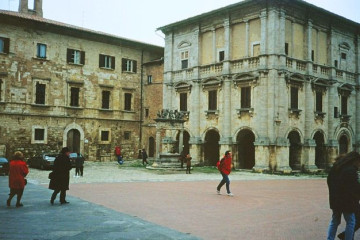 29 Montepulciano_Piazza Grande mit Brunnen der Greifvoegel und Loewen